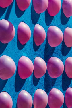 Atraktsion fuarda balonlarla. parlak renkli kauçuk sac havayla şişirilmiş ve bir çocuk oyuncak ya da bir dekorasyon kullanılan boyun, mühürlü.