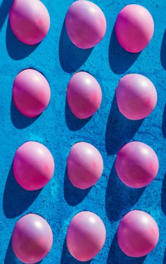 Atraktsion fuarda balonlarla. parlak renkli kauçuk sac havayla şişirilmiş ve bir çocuk oyuncak ya da bir dekorasyon kullanılan boyun, mühürlü.