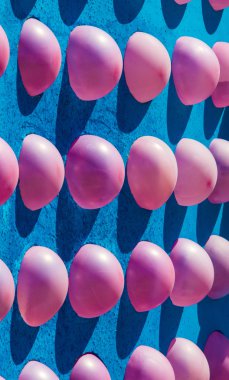 Atraktsion fuarda balonlarla. parlak renkli kauçuk sac havayla şişirilmiş ve bir çocuk oyuncak ya da bir dekorasyon kullanılan boyun, mühürlü.