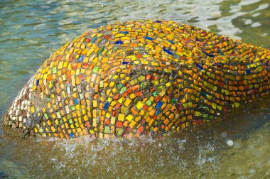 Doku arka plan. Şehir çeşme, Dita intere