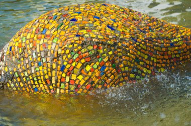 Doku arka plan. Şehir çeşme, Dita intere