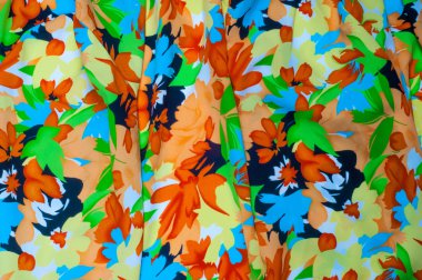 Kadın kazak. Kısa, genellikle belden yukarı, kadın giyim.