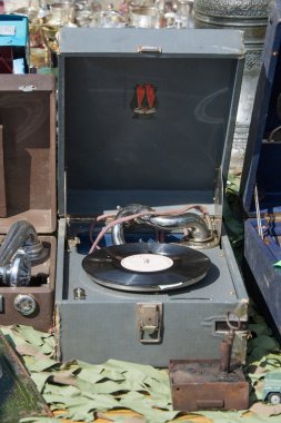 Bit pazarı, antika, eski gramofonları, müzik ve şarkı ile eski kayıtları. Vintage ütüler