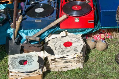 Bit pazarı, antika, eski gramofonları, müzik ve şarkı ile eski kayıtları. Vintage ütüler