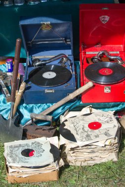 Bit pazarı, antika, eski gramofonları, müzik ve şarkı ile eski kayıtları. Vintage ütüler