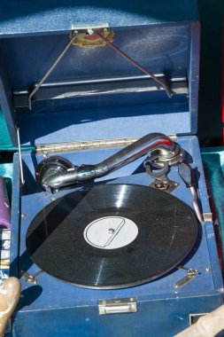 Bit pazarı, antika, eski gramofonları, müzik ve şarkı ile eski kayıtları. Vintage ütüler