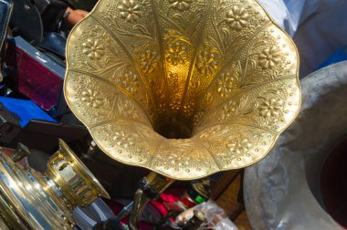 Bit pazarı, antika, eski gramofonları, müzik ve şarkı ile eski kayıtları. Vintage ütüler