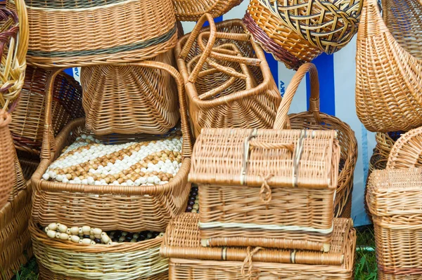 Cestas tejidas de ramas de sauce. un contenedor utilizado para sostener o el coche — Foto de Stock