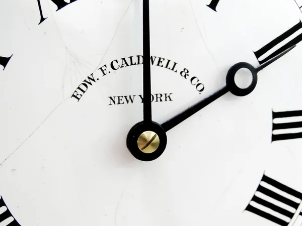 Wspaniałe zabytkowe Edw. F Caldwell & Co pozłacanego brązu zegar śr — Zdjęcie stockowe
