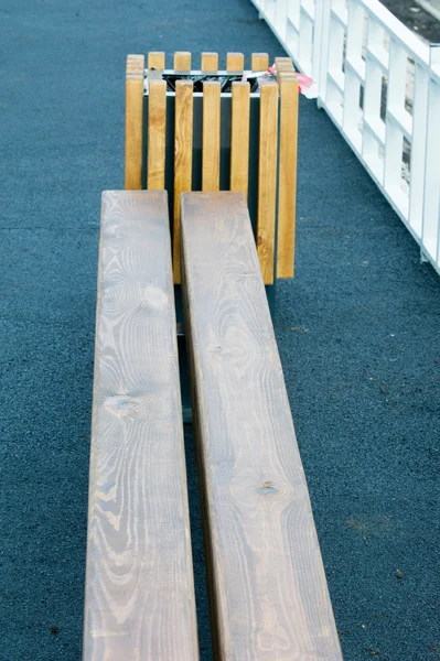 Texture, fond. un banc de deux barres en bois — Photo