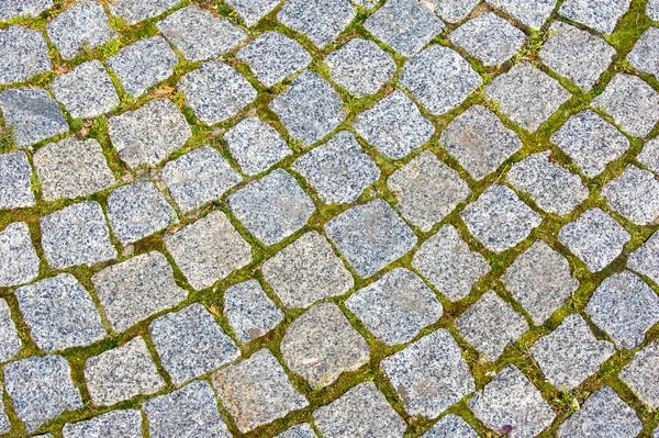 花岗岩石的路面 铺成的道路街道 任何铺筑的区域或表面 老鹅卵石路面纹理 草之间的石头 — 图库照片