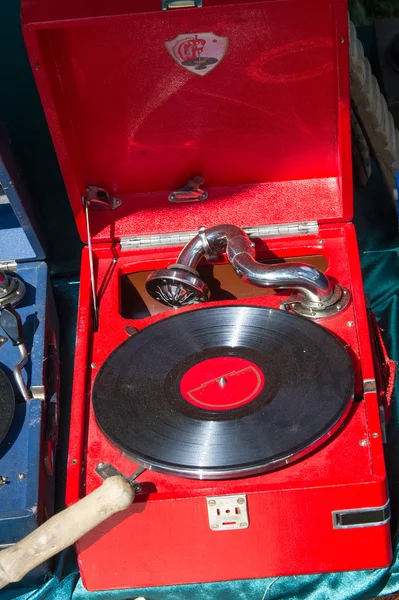 Bit pazarı, antika, eski gramofonları, müzik ve şarkı ile eski kayıtları. Vintage ütüler