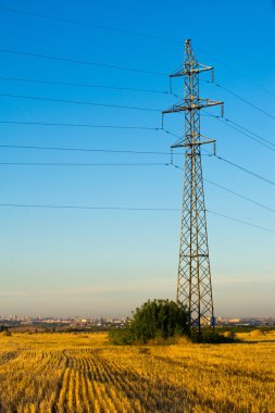 Yüksek gerilim enerji nakil hattı. Enerji ayağı. Gün batımında,