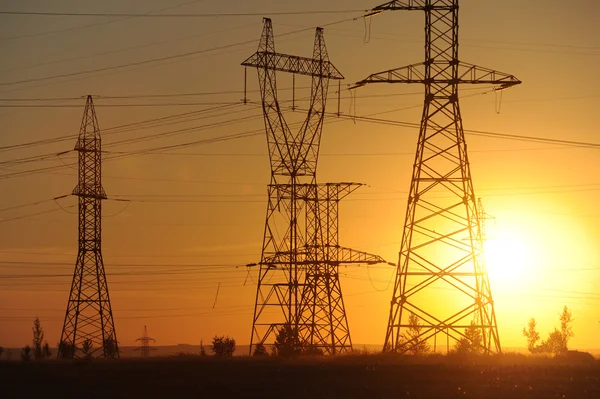 Hochspannungsfreileitung. Energiesäulen. bei Sonnenuntergang, — Stockfoto