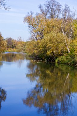 Fall River, pastırma yazı, güzel ağaçlar, soğuk su. Sonbaharın sarı kırmızı altın rengi değiştirmez. üzgün-e doğru gitmek. Nehir kadar gelecek sezon bize elveda demek değildir,