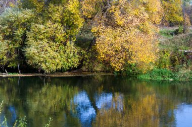 Fall River, pastırma yazı, güzel ağaçlar, soğuk su. Sonbaharın sarı kırmızı altın rengi değiştirmez. üzgün-e doğru gitmek. Nehir kadar gelecek sezon bize elveda demek değildir,