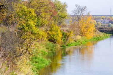 Fall River, pastırma yazı, güzel ağaçlar, soğuk su. Sonbaharın sarı kırmızı altın rengi değiştirmez. üzgün-e doğru gitmek. Nehir kadar gelecek sezon bize elveda demek değildir,