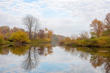 Güzel vakit yılın sonbahar Nehri üzerinde. Sonbahar manzara. Sonbahar parkta. Sonbahar parlak renkler göl kenarında parkta. 