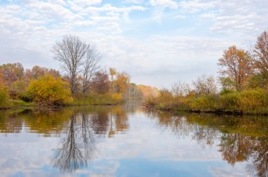 Güzel vakit yılın sonbahar Nehri üzerinde. Sonbahar manzara. Sonbahar parkta. Sonbahar parlak renkler göl kenarında parkta. 
