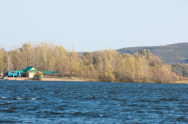 Rusya Tataristan Kama Nehri Güz. Çok renkli yeşillik bir nehir boyunca düşüş. 