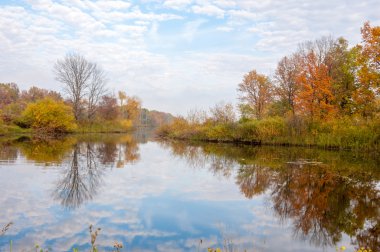 Güzel vakit yılın sonbahar Nehri üzerinde. Sonbahar manzara. Sonbahar parkta. Sonbahar parlak renkler göl kenarında parkta. 
