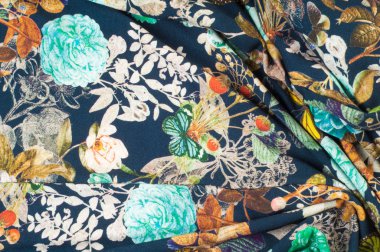 Örme kumaş. Çiçekler, meyveler ve kelebekler siyah arka