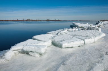 Bahar sel, buzlu su, erken Bahar Nehri üzerinde. Rusya Tataristan Kama Nehri erken Bahar