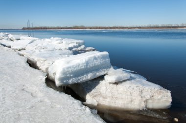Bahar sel, buzlu su, erken Bahar Nehri üzerinde. Rusya Tataristan Kama Nehri erken Bahar