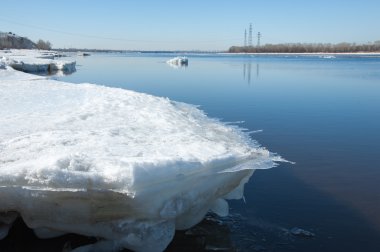 Bahar sel, buzlu su, erken Bahar Nehri üzerinde