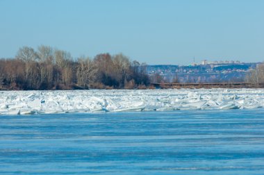 Nehir sel. Nehir buz yırtılmış. Nehir son buz ile