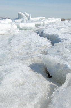 Bahar sel, buzlu su, erken Bahar Nehri üzerinde