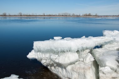 Bahar sel, buzlu su, erken Bahar Nehri üzerinde