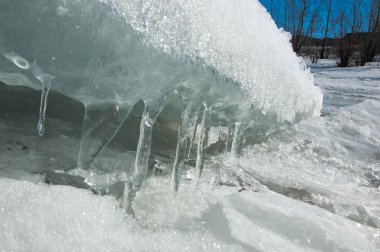 doku. buz. Donmuş buz Nehri üzerinde.