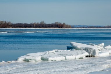 Bahar sel, buzlu su, erken Bahar Nehri üzerinde