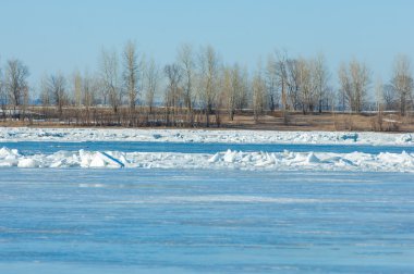 Nehir sel. Nehir buz yırtılmış. Nehir son buz ile