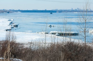 Nehir ile kırık buz buz Tepecik bahar Nehri üzerinde. manzara yakın çekim buz drift güneşli bir bahar Nehri üzerinde