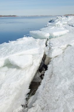 Bahar sel, buzlu su, erken Bahar Nehri üzerinde. Rusya Tataristan Kama Nehri erken Bahar