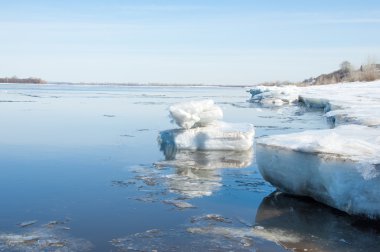Bahar sel, buzlu su, erken Bahar Nehri üzerinde. Rusya Tataristan Kama Nehri erken Bahar