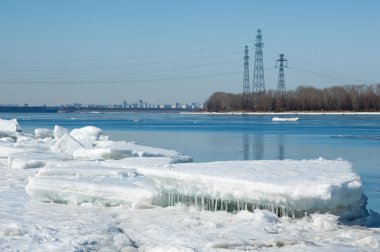 Bahar sel, buzlu su, erken Bahar Nehri üzerinde