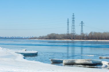 Nehir ile kırık buz enerji ayağı. buz Tepecik bahar Nehri üzerinde. manzara yakın çekim buz drift güneşli bir bahar Nehri üzerinde