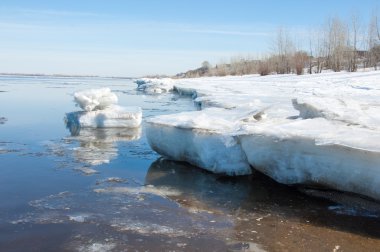 Bahar sel, buzlu su, erken Bahar Nehri üzerinde. Rusya Tataristan Kama Nehri erken Bahar