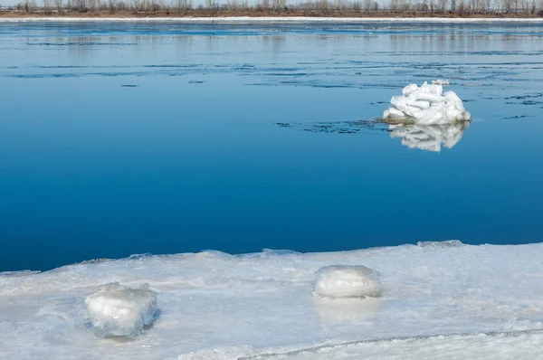 River With Broken Ice. hummocks de gelo no rio na primavera . — Fotografia de Stock