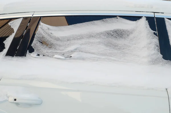 Snow on the car. Cold January day — Stock Photo, Image