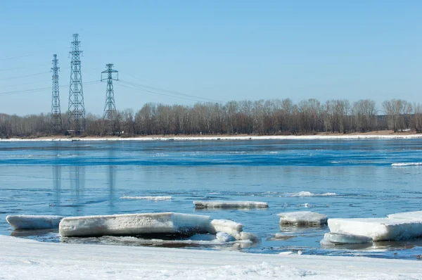 Floden med bruten Ice.energy pelare. Ice hummocks på floden — Stockfoto