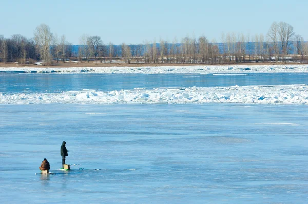 Rivier overstroming vissers. Verscheurd rivier ijs vissers. Rivier met de — Stockfoto