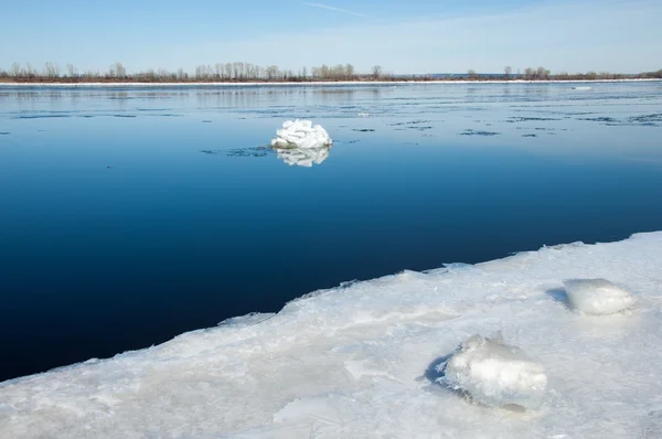 Spring flooding, ice water, Early spring on the river — Stock Photo, Image