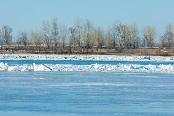 Inundación. Hielo desgarrado. Río con el último hielo — Foto de Stock