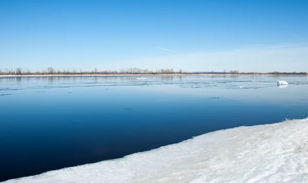 Río con hielo roto. hummoquks de hielo en el río en primavera . — Foto de Stock