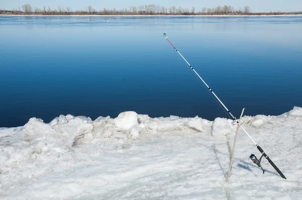 河洪水渔民 撕毁河冰渔民 与去年的冰渔民在冰上的河 早春的俄罗斯鞑靼斯坦凯马河 — 图库照片
