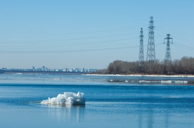 Bahar sel, buzlu su, erken Bahar Nehri üzerinde
